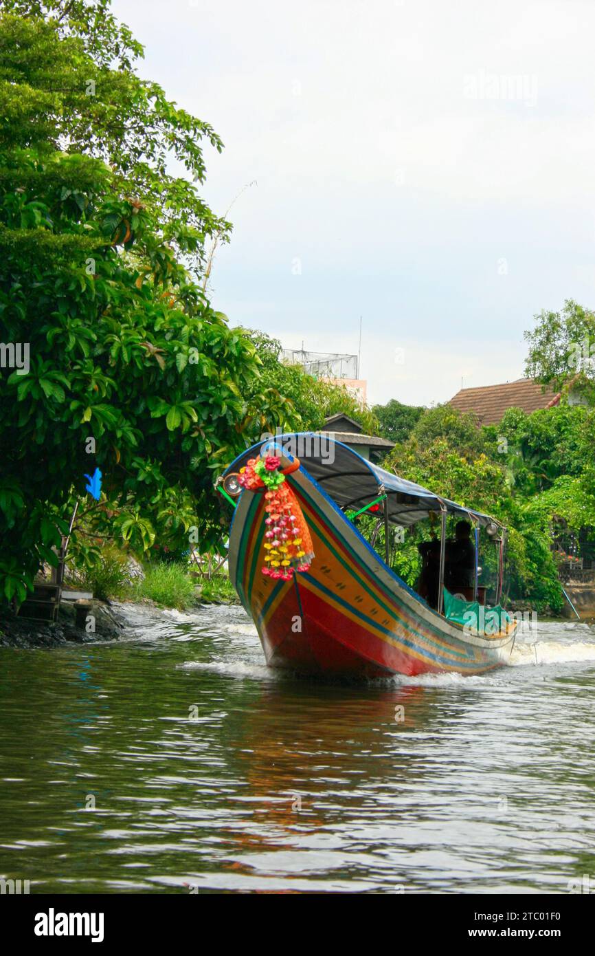 Bangkok, Thailand - 17. September 2011: Langboot in einem klong in der Nähe des Chao Phraya River, Bangkok. Stockfoto