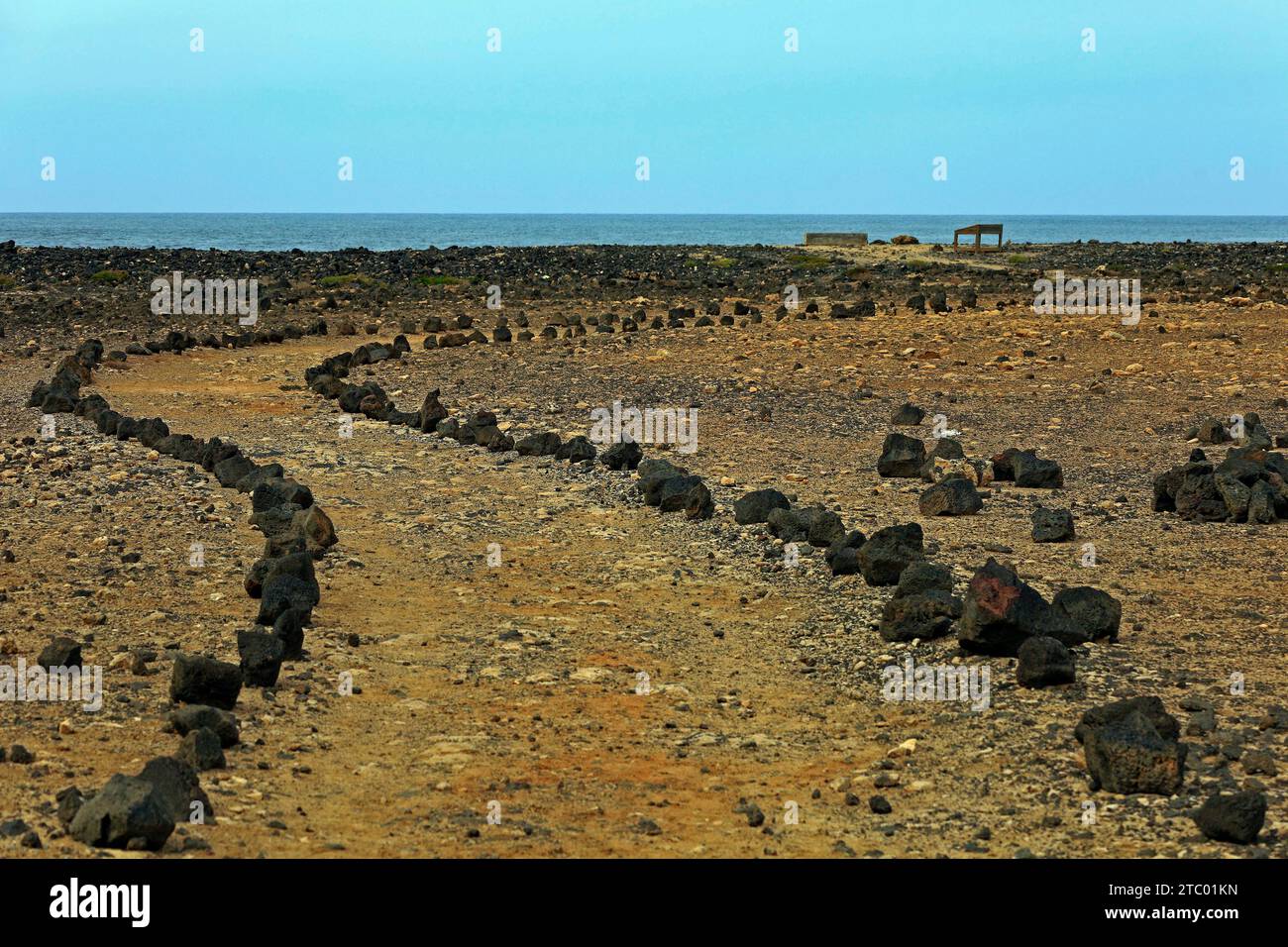 Gewundener Pfad vulkanischer schwarzer Felsen, durch felsige, karge Küstengebiete, Faro Del Toston, Fuerteventura, Kanarische Inseln, Spanien. Vom November 2023 Stockfoto
