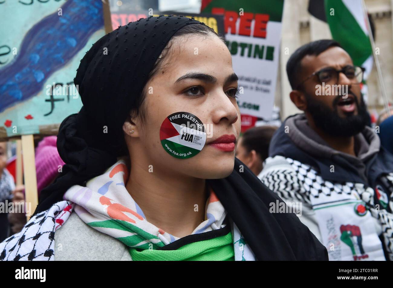 Demonstranten versammelten sich in der Bank Junction, London, als Teil des National March for Palestine, um für einen vollständigen Waffenstillstand und ein sofortiges Ende des Krieges in Gaza zu plädieren. Die von der Palästinensischen Solidaritätskampagne organisierte Demonstration wird von verschiedenen propalästinensischen Gruppen unterstützt, darunter Freunde von Al-Aqsa, Stop the war Coalition und das Palästinensische Forum in Großbritannien. Die Demonstranten marschieren durch das Zentrum Londons und rufen Frieden und Solidarität mit dem palästinensischen Volk auf. Stockfoto
