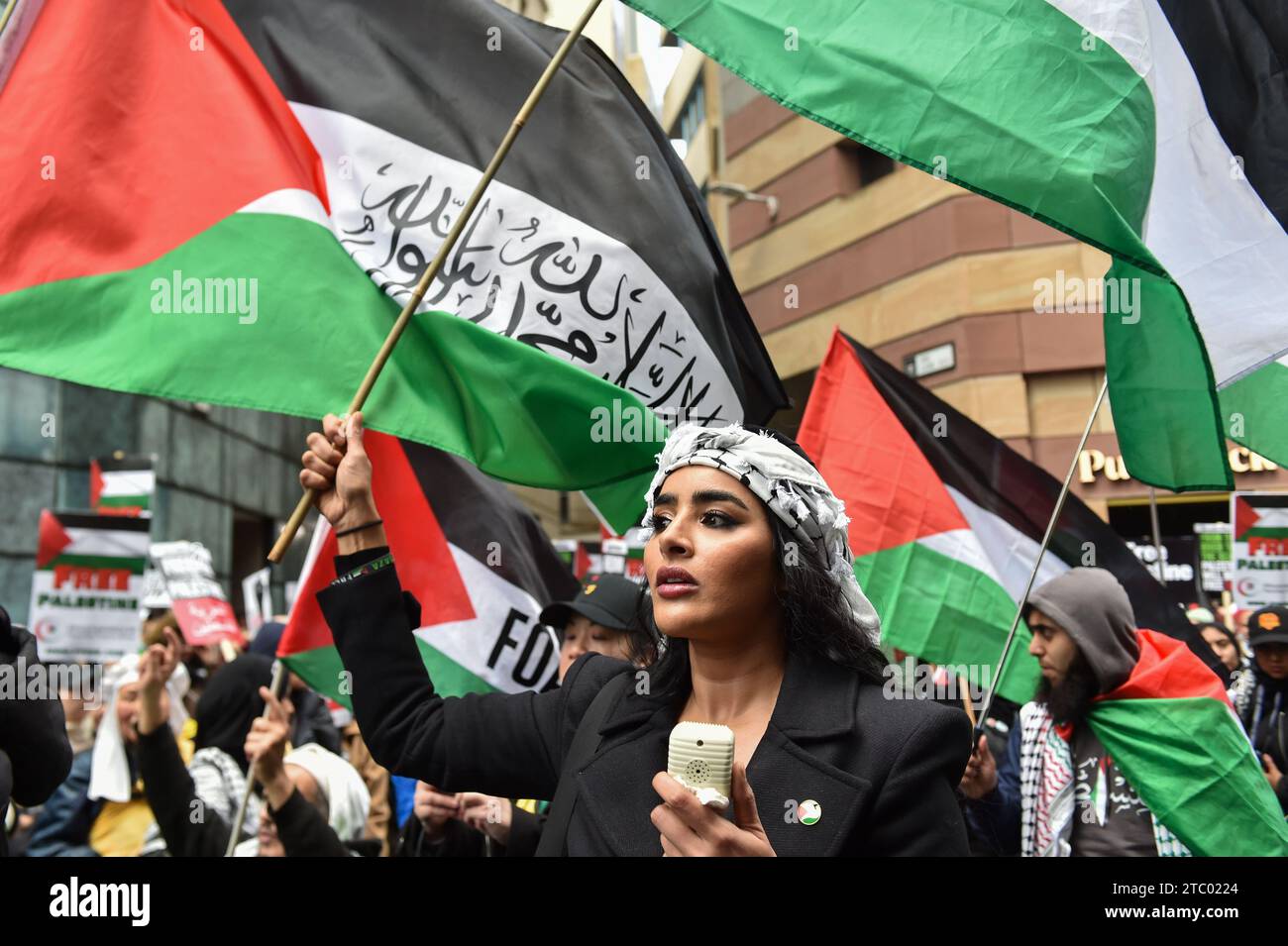 Demonstranten halten palästinensische Fahnen bei der Demonstration. Demonstranten versammelten sich in der Bank Junction, London, als Teil des National March for Palestine, um für einen vollständigen Waffenstillstand und ein sofortiges Ende des Krieges in Gaza zu plädieren. Die von der Palästinensischen Solidaritätskampagne organisierte Demonstration wird von verschiedenen propalästinensischen Gruppen unterstützt, darunter Freunde von Al-Aqsa, Stop the war Coalition und das Palästinensische Forum in Großbritannien. Die Demonstranten marschieren durch das Zentrum Londons und rufen Frieden und Solidarität mit dem palästinensischen Volk auf. Stockfoto