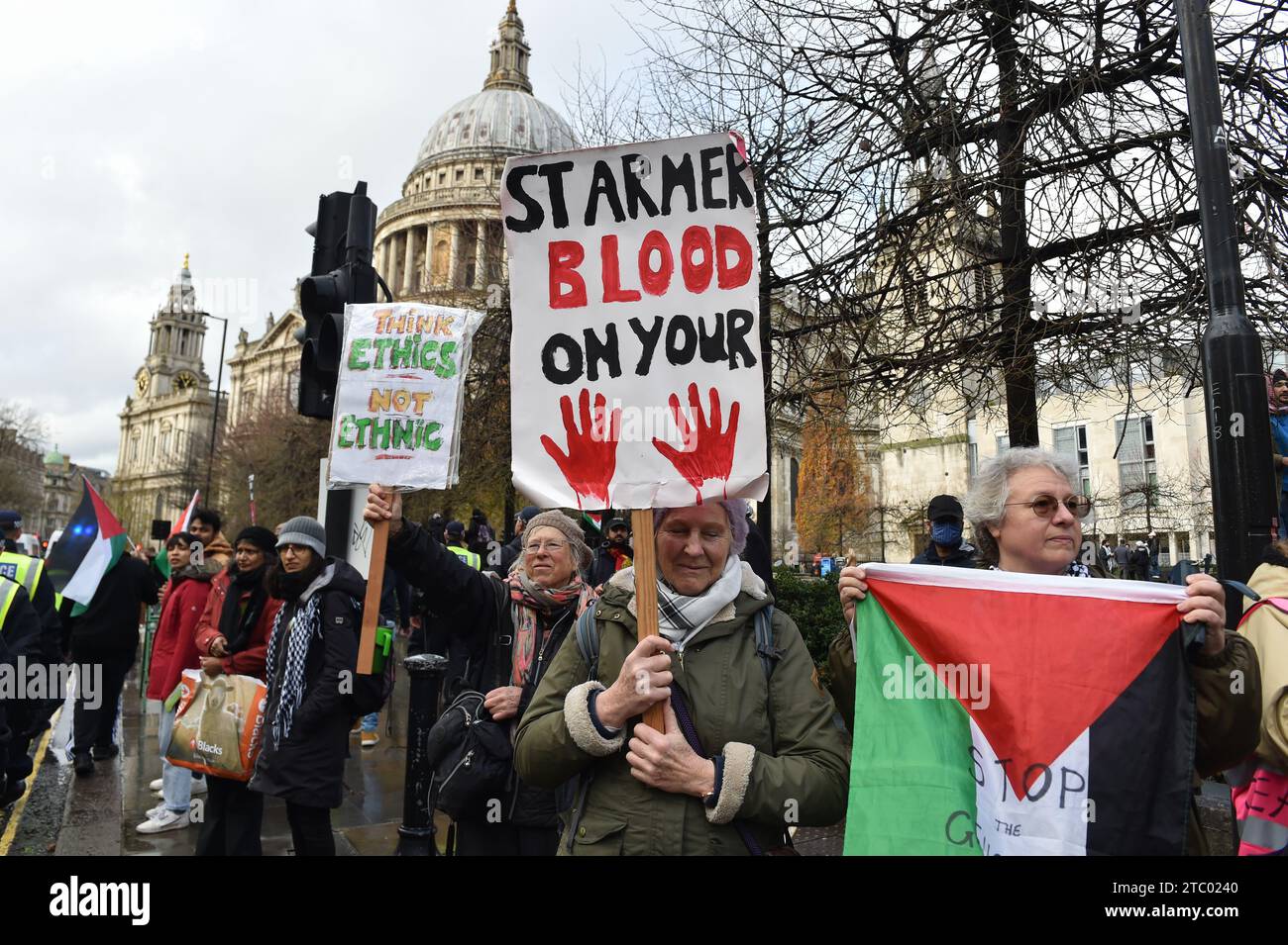 Demonstranten halten Plakate bei der Demonstration. Demonstranten versammelten sich in der Bank Junction, London, als Teil des National March for Palestine, um für einen vollständigen Waffenstillstand und ein sofortiges Ende des Krieges in Gaza zu plädieren. Die von der Palästinensischen Solidaritätskampagne organisierte Demonstration wird von verschiedenen propalästinensischen Gruppen unterstützt, darunter Freunde von Al-Aqsa, Stop the war Coalition und das Palästinensische Forum in Großbritannien. Die Demonstranten marschieren durch das Zentrum Londons und rufen Frieden und Solidarität mit dem palästinensischen Volk auf. Stockfoto
