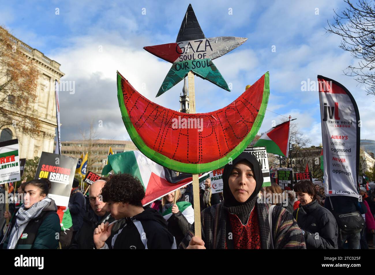 Der Demonstrant hält ein Plakat bei der Demonstration. Demonstranten versammelten sich in der Bank Junction, London, als Teil des National March for Palestine, um für einen vollständigen Waffenstillstand und ein sofortiges Ende des Krieges in Gaza zu plädieren. Die von der Palästinensischen Solidaritätskampagne organisierte Demonstration wird von verschiedenen propalästinensischen Gruppen unterstützt, darunter Freunde von Al-Aqsa, Stop the war Coalition und das Palästinensische Forum in Großbritannien. Die Demonstranten marschieren durch das Zentrum Londons und rufen Frieden und Solidarität mit dem palästinensischen Volk auf. Stockfoto