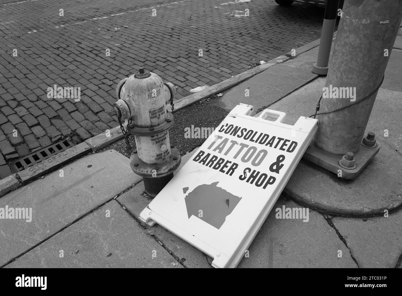 Sandwich-Schild mit der Aufschrift Consolidated Tattoo & Friseur, in Flint Michigan USA Stockfoto