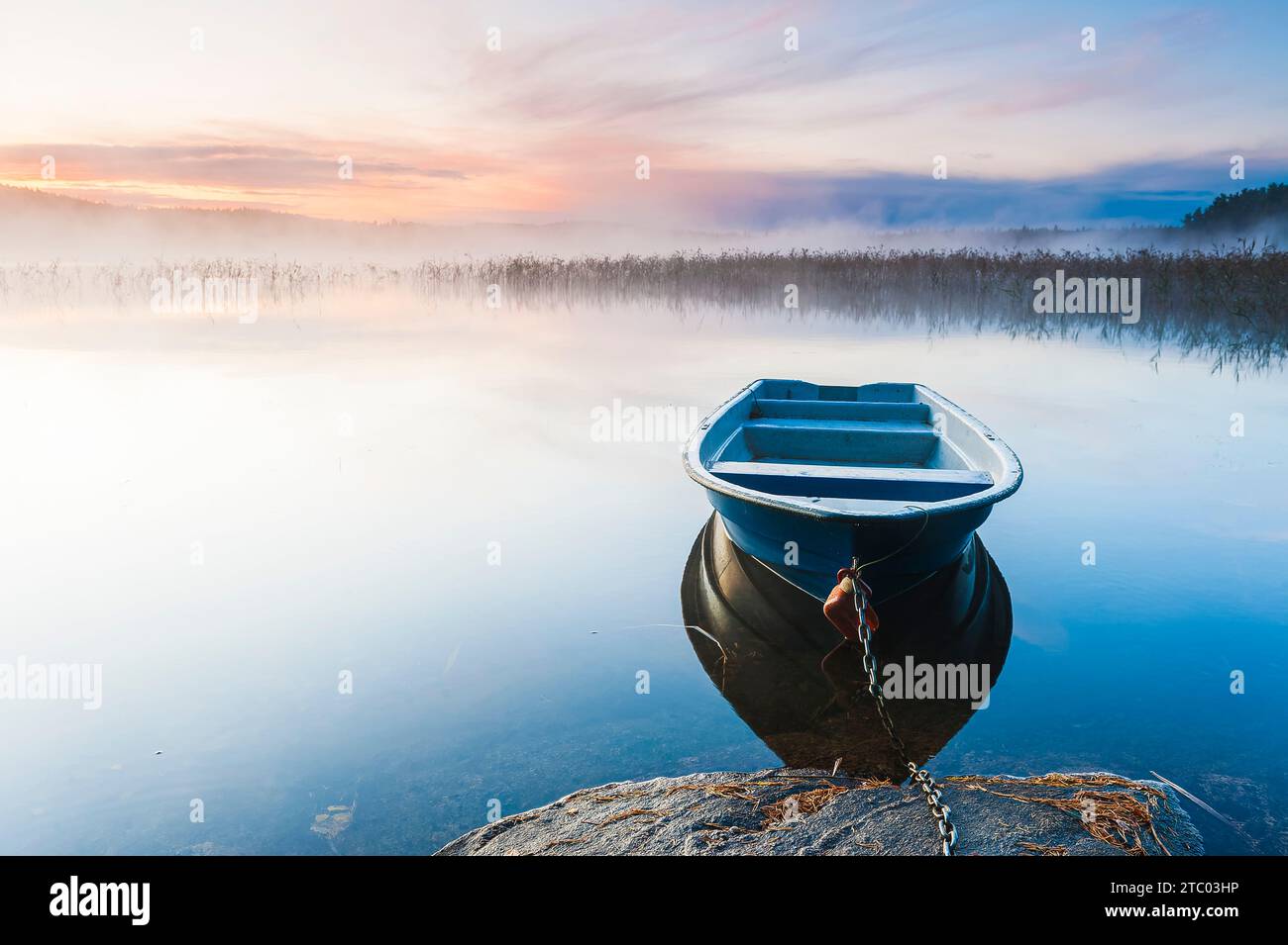 Nebelsee bei Sonnenaufgang mit blauem Himmel und beschaulichem Horizont. Stockfoto