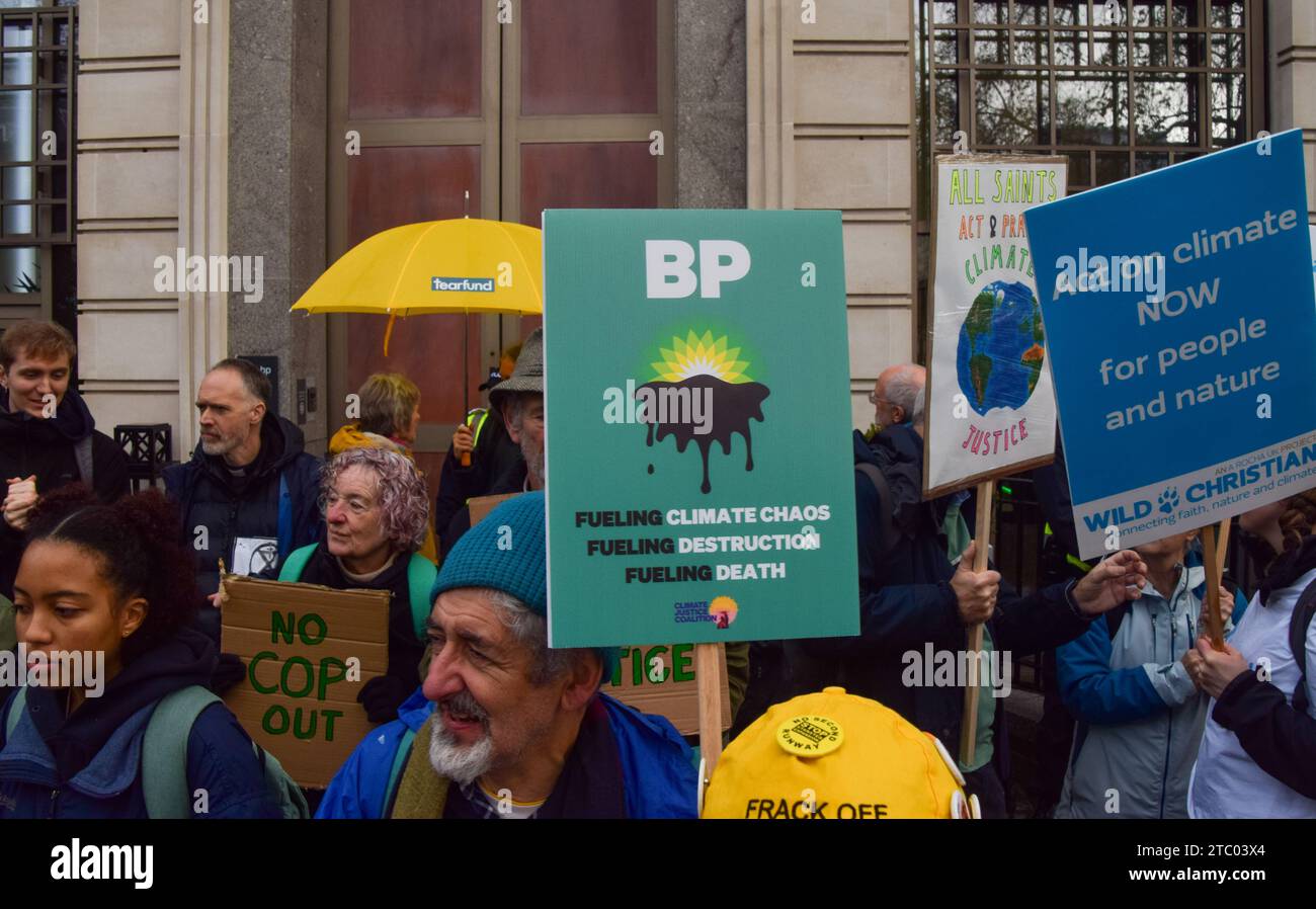 London, Großbritannien. Dezember 2023. Ein Demonstrant hält während der Demonstration ein Anti-BP-Plakat. Klimaaktivisten versammelten sich vor dem Hauptquartier von BP in Zentral-London, um gegen die Übernahme der COP28 durch Ölkonzerne zu protestieren und für Klimagerechtigkeit zu plädieren. (Foto: Vuk Valcic/SOPA Images/SIPA USA) Credit: SIPA USA/Alamy Live News Stockfoto