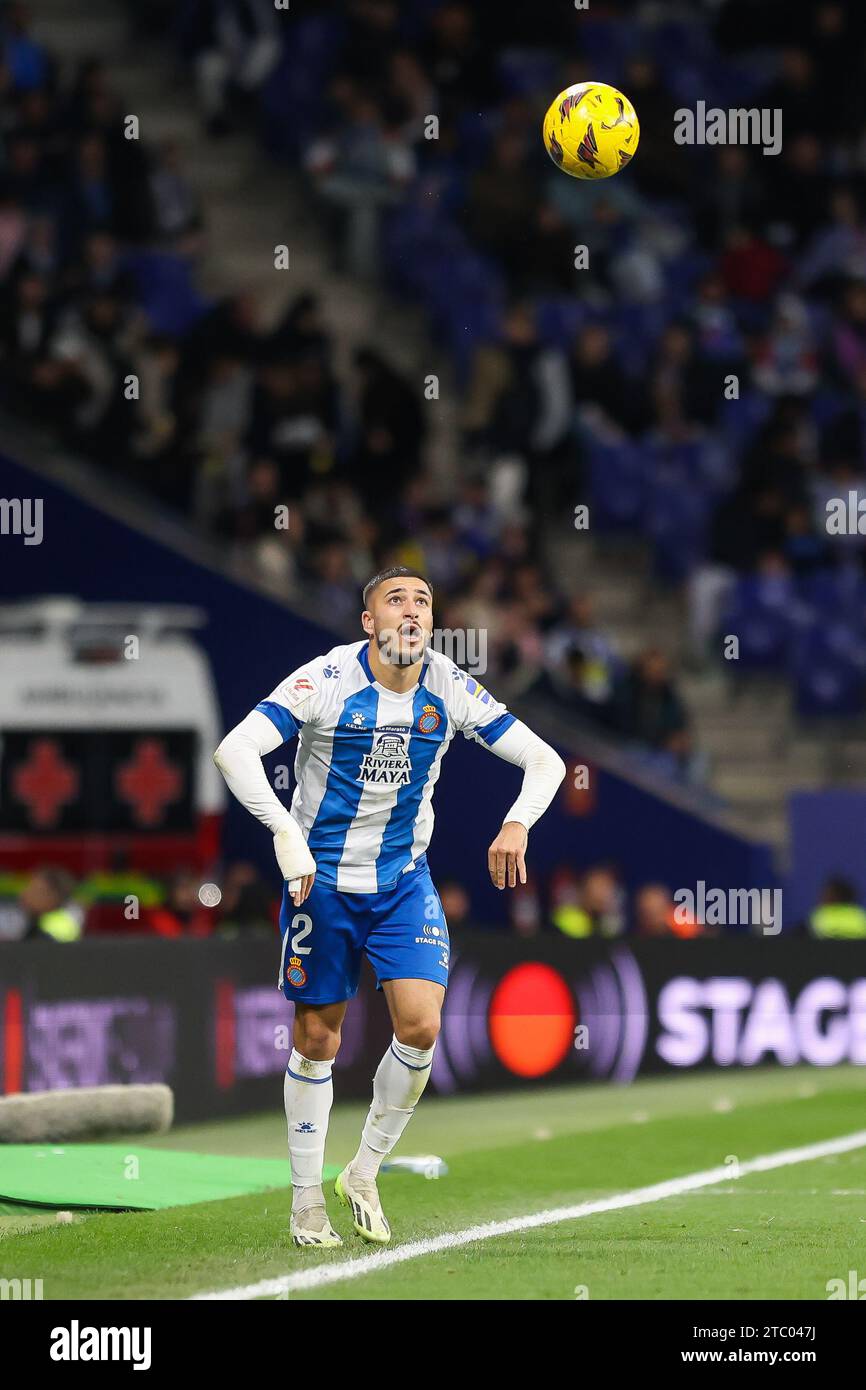 Barcelona, Spanien. Dezember 2023. Oscar Gil (2) von Espanyol, der während des Spiels der LaLiga 2 zwischen Espanyol und Real Zaragoza im Stage Front Stadium in Barcelona gesehen wurde. (Foto: Gonzales Photo/Alamy Live News Stockfoto