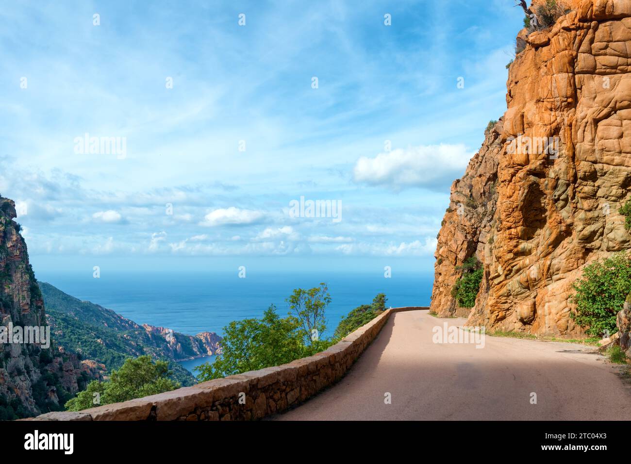 Die gewundenen Straßen, die die herrlichen Bäche von Piana überqueren, die zum UNESCO-Weltkulturerbe in Korsika, Frankreich, gehören. Stockfoto