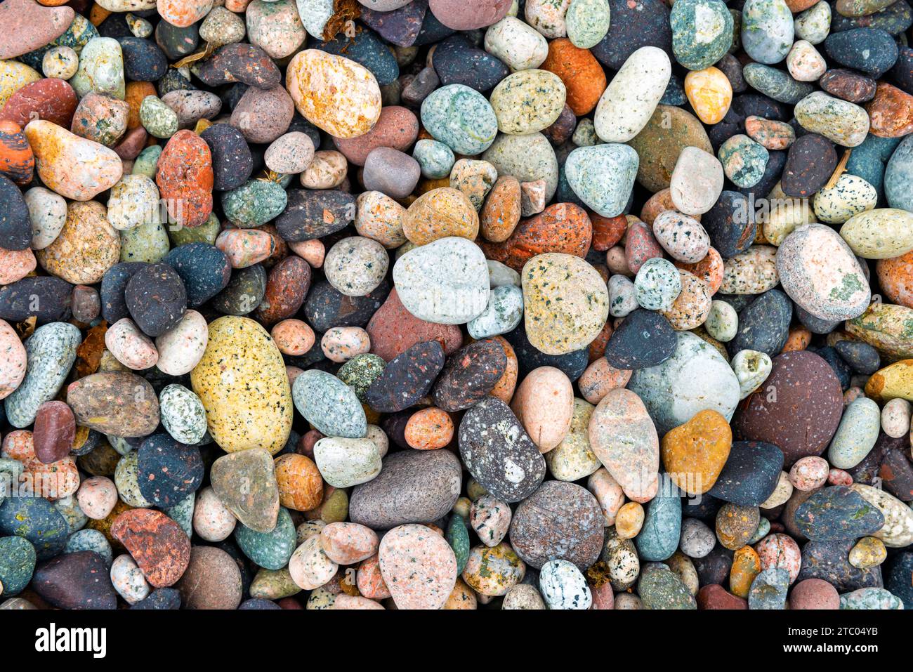 Bunte Kieselsteine an einem Strand in Porto, Korsika, Frankreich Stockfoto