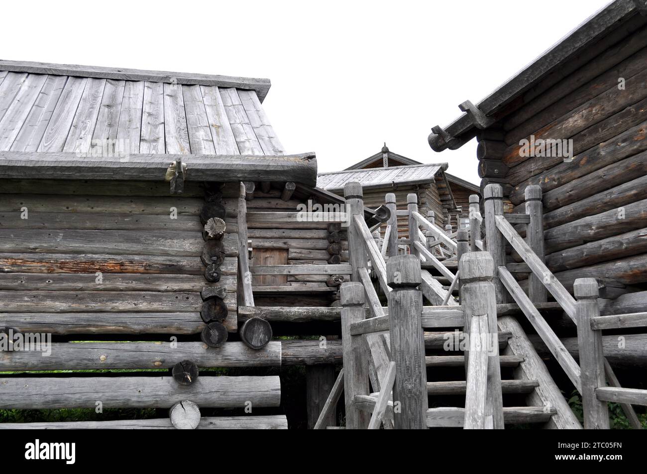 Holzhäuser im russischen Nationalstil Stockfoto