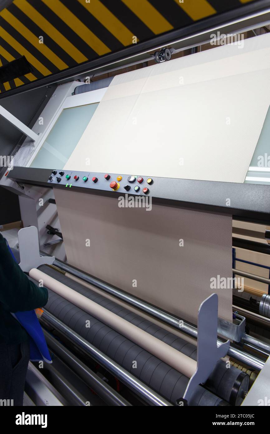 Maschine zur visuellen Qualitätskontrolle von Textilien vor der Verwendung bei der Herstellung von Kleidung Stockfoto