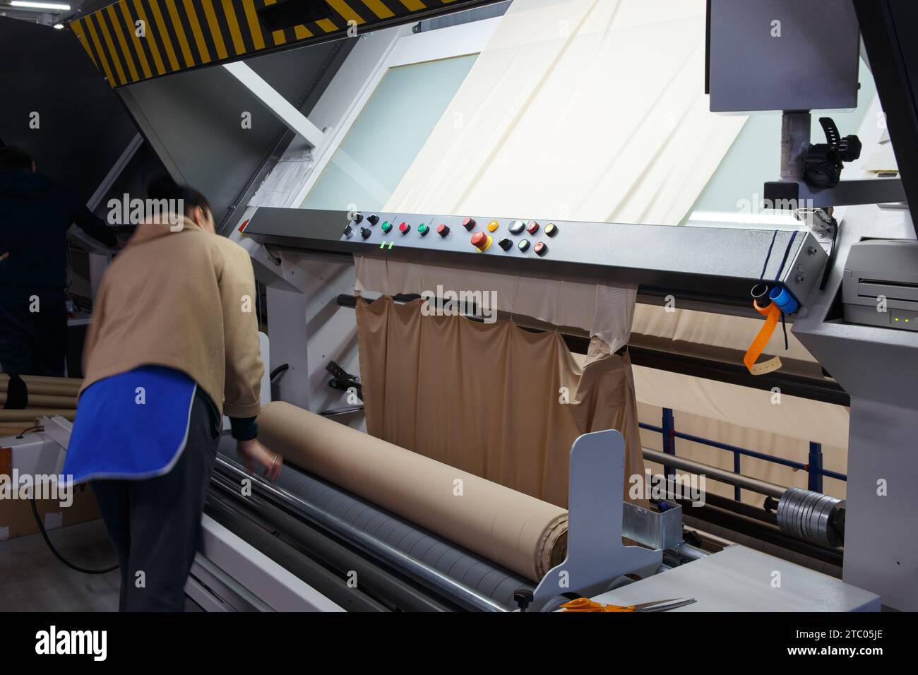 Maschine zur visuellen Qualitätskontrolle von Textilien vor der Verwendung bei der Herstellung von Kleidung Stockfoto