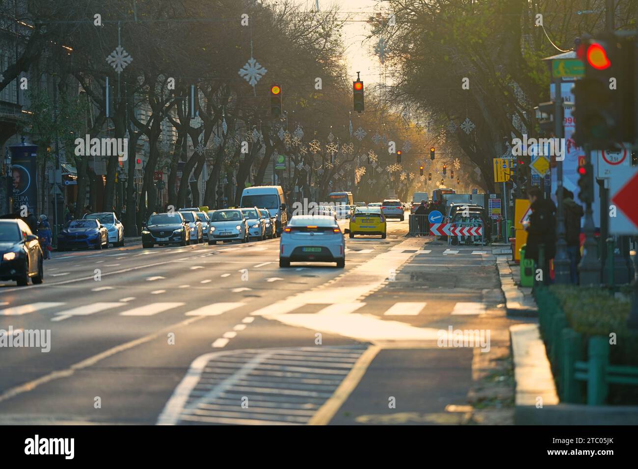 Budapest, Ungarn, Oktogon - 3. Dezember 2023: Andrassy Straße im goldenen Sonnenuntergang. Stockfoto