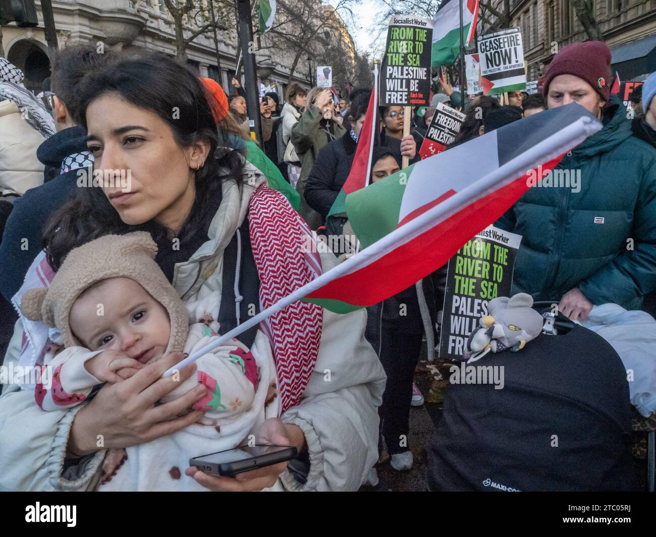 London, Großbritannien. Dezember 2023. Hunderttausende marschieren in London, um einen vollständigen Waffenstillstand in Gaza zu fordern, wo israelische Truppen über 17.000 Menschen getötet haben, darunter mehr als 7.000 Kinder. Bombenanschläge haben humanitäre Hilfe und medizinische Behandlung unmöglich gemacht, und weit verbreitete Todesfälle durch Krankheiten und Hunger scheinen jetzt unvermeidlich zu sein. Die Demonstranten fordern ein Ende des Völkermords und eine politische Lösung, um Palästina Frieden und Gerechtigkeit nach dem Völkerrecht zu bringen. Peter Marshall/Alamy Live News Stockfoto