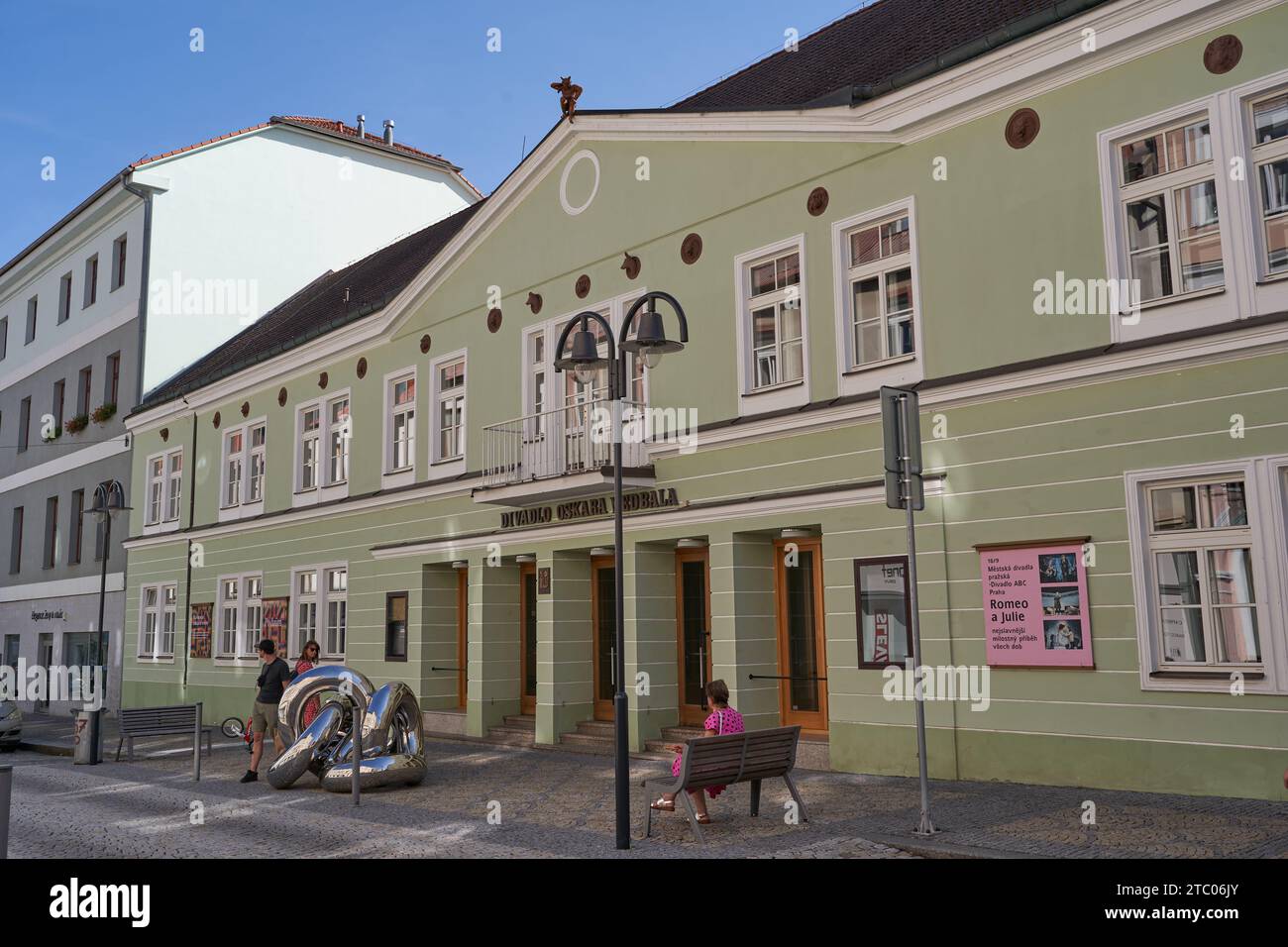 Tabor, Tschechische Republik - 9. September 2023 - das Oskar Nedbal Theater - die Hauptfassade des Theaters an der Ecke der Palackeho Straße Stockfoto