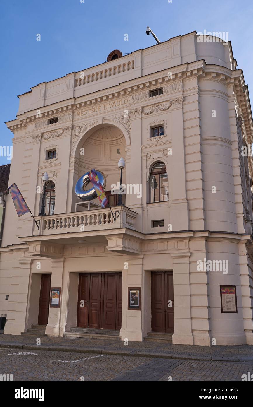 Tabor, Tschechische Republik - 9. September 2023 - das Oskar Nedbal Theater - die Hauptfassade des Theaters an der Ecke der Palackeho Straße Stockfoto