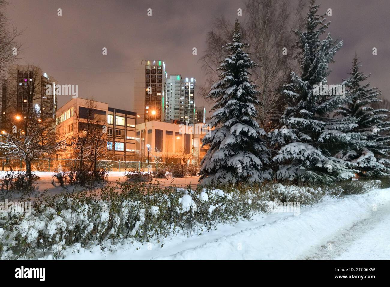 Schulgebäude und schneebedeckte Tannen im Zelenograd in Moskau, Russland Stockfoto