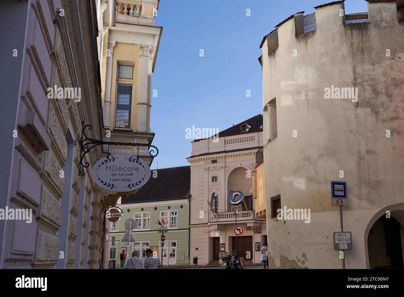 Tabor, Tschechische Republik - 9. September 2023 - das Oskar Nedbal Theater - die Hauptfassade des Theaters an der Ecke der Palackeho Straße Stockfoto