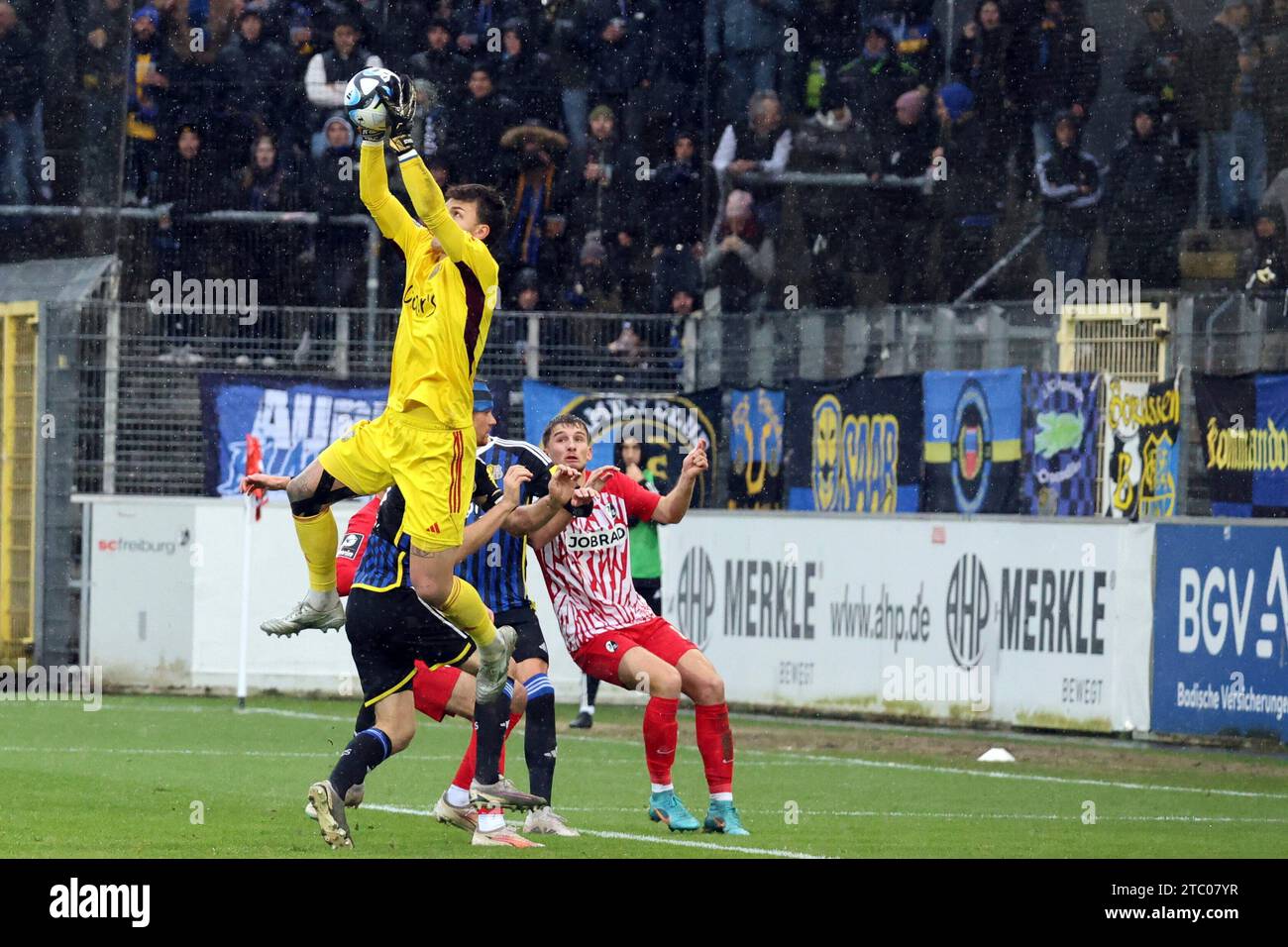 Freiburg, Deutschland. Dezember 2023. Souverän pflückt Torwart Tim Schreiber (1. FC Saarbrücken) den Ball herunter beim Spiel der 3. FBL 23-24 18. Sptg. SC Freiburg II vs. 1. DIE DFL-VORSCHRIFTEN des FC Saarbrücken VERBIETEN DIE VERWENDUNG VON FOTOS ALS BILDSEQUENZEN UND/ODER QUASI-VIDEONann Credit: dpa/Alamy Live News Stockfoto