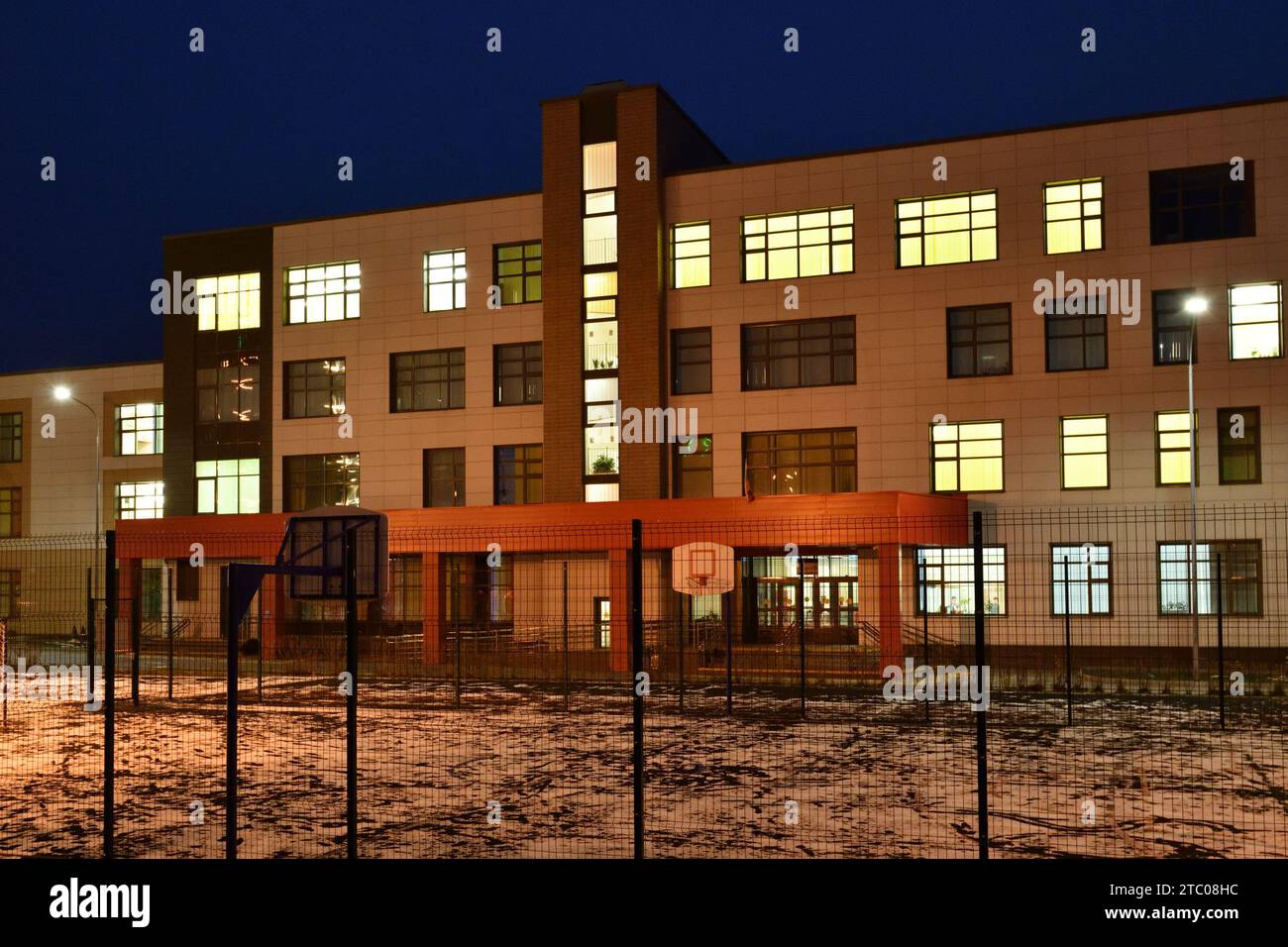 Schulgebäude am Abend in Moskau, Russland Stockfoto