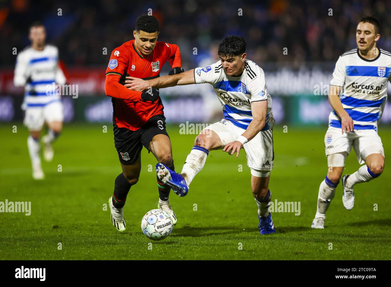 ZWOLLE - Elayis Tavsan von NEC Nijmegen, Anselmo Garcia MacNulty von PEC Zwolle (l-r) während des niederländischen Eredivisie-Spiels zwischen PEC Zwolle und NEC Nijmegen im MAC3Park Stadion am 9. Dezember 2023 in Zwolle, Niederlande. ANP VINCENT JANNINK Stockfoto