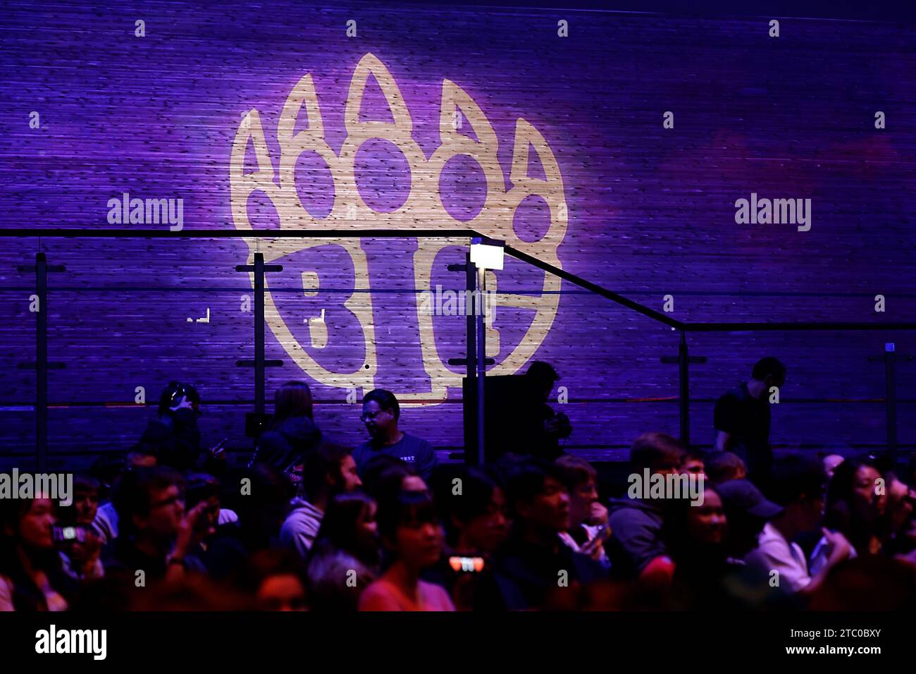 Berlin, Deutschland. Dezember 2023. Das GROSSE Team-Logo wird auf einer Wand bei der Red Bull League ihrer eigenen E-Sport-Show-Veranstaltung projiziert. Quelle: Carsten Koall/dpa/Alamy Live News Stockfoto