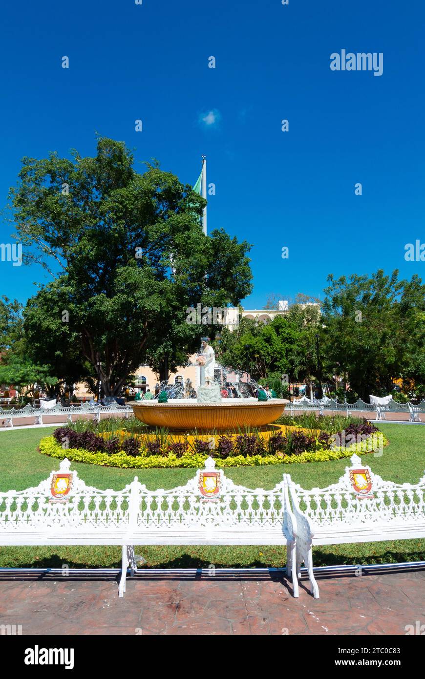 Valladolid, Yucatan, Mexiko, Weiße Bänke im Principal Park ( Parque Principal Francisco Cantón Rosado) in Valladolid, nur Redaktion. Stockfoto