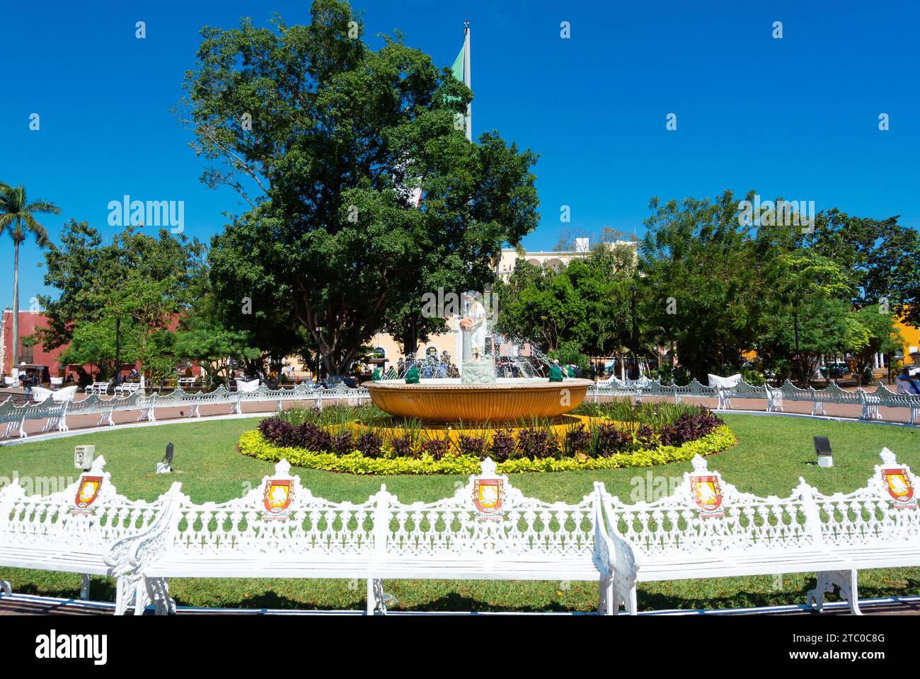 Valladolid, Yucatan, Mexiko, Weiße Bänke im Principal Park ( Parque Principal Francisco Cantón Rosado) in Valladolid, nur Redaktion. Stockfoto