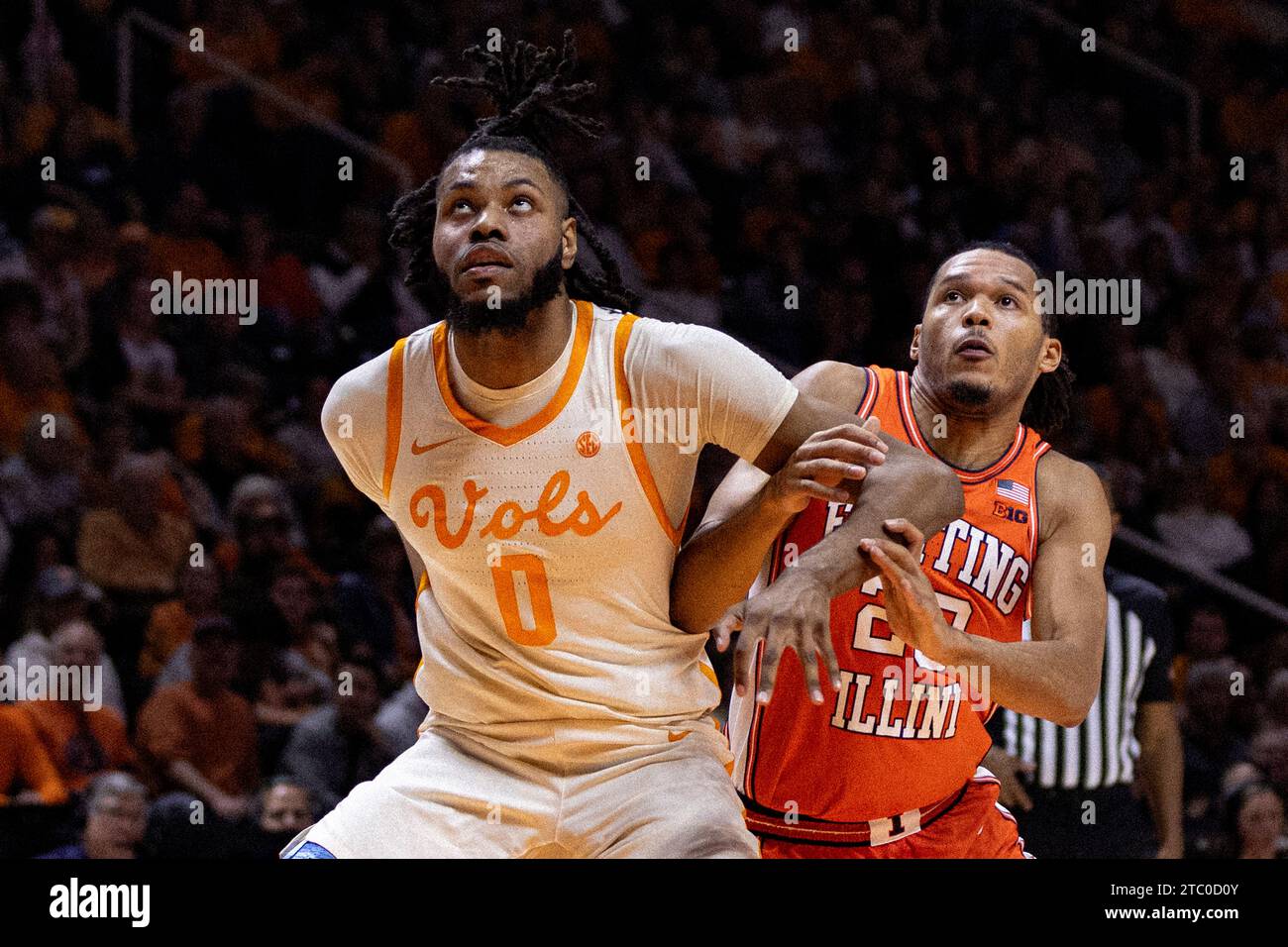 Tennessee forward Jonas Aidoo (0) blocks out against Illinois forward Ty Rodgers (20) during the first half of an NCAA men's basketball game Saturday, Dec. 9, 2023, in Knoxville, Tenn. (Wade Payne via AP Images) Stockfoto