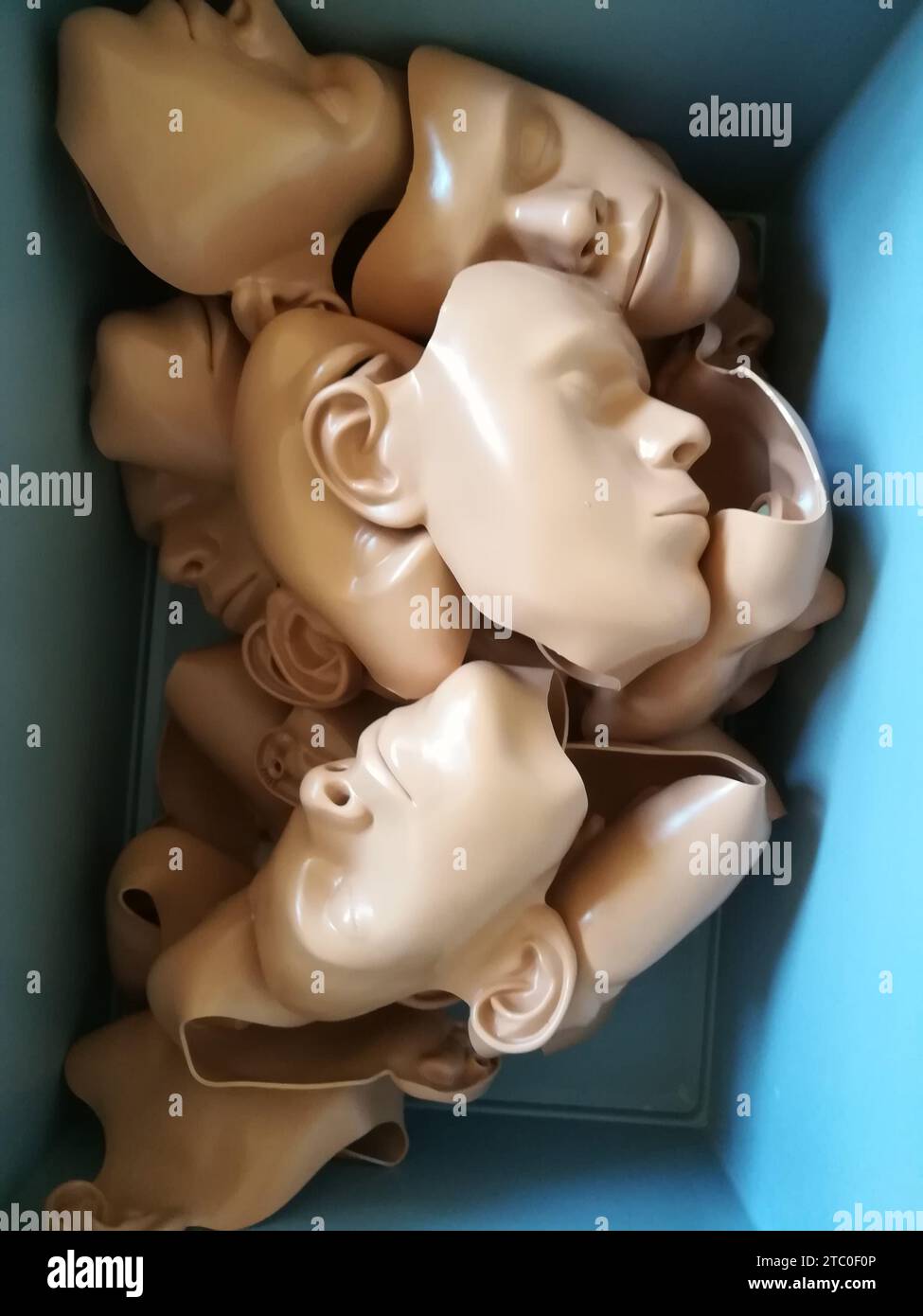 Erste-Hilfe-Gesichtsmasken zum Training auf einer Dummy für das Lüftungstraining Stockfoto