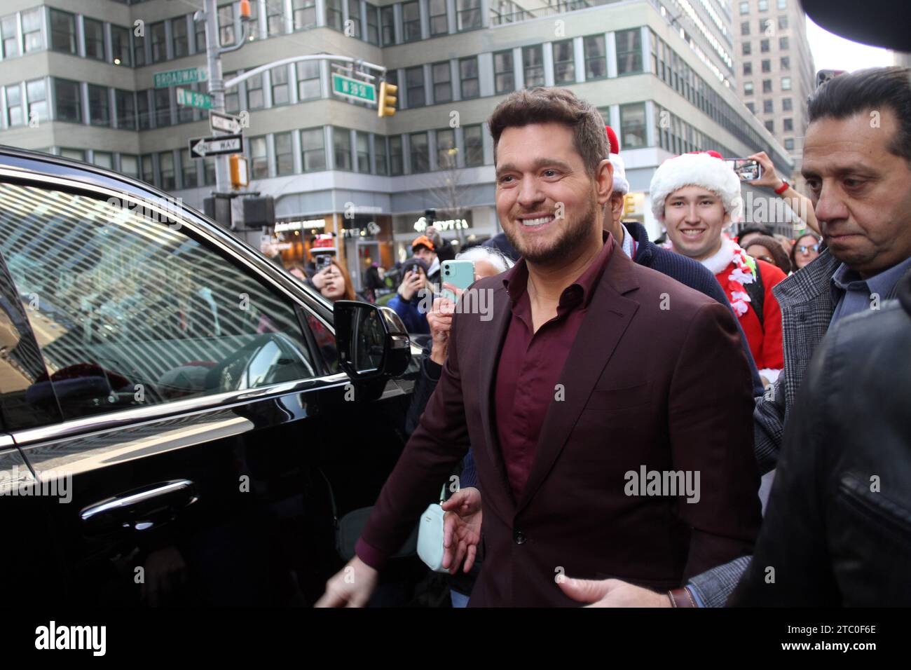 9. Dezember 2023, New York, New York, USA: Sänger MICHAEL BUBLE eröffnet New York Santa Con in New York City mit einer Straßenparty am Broadway. (Kreditbild: © Bruce Cotler/ZUMA Press Wire) NUR REDAKTIONELLE VERWENDUNG! Nicht für kommerzielle ZWECKE! Stockfoto