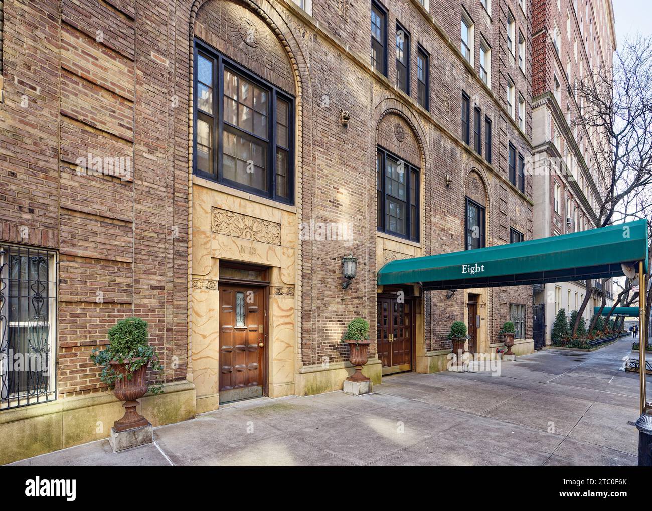 Rosario Candela entwarf die 8 E 96th Street im Neorenaissance-Stil. Das Wohnhaus aus Ziegelstein befindet sich im historischen Stadtteil Carnegie Hill. Stockfoto