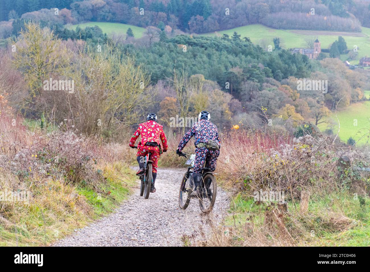 Dezember 2023. Teilnehmer, die ihre Mountainbikes beim Dirty Santa MTB Trail Cycling Event in den Surrey Hills, England, Großbritannien, fahren. Viele der Radfahrer trugen Weihnachtskostüme und wurden auf der Offroad-Route durch die Surrey Hills Area of Outstanding Natural Beauty sehr matschig. Stockfoto