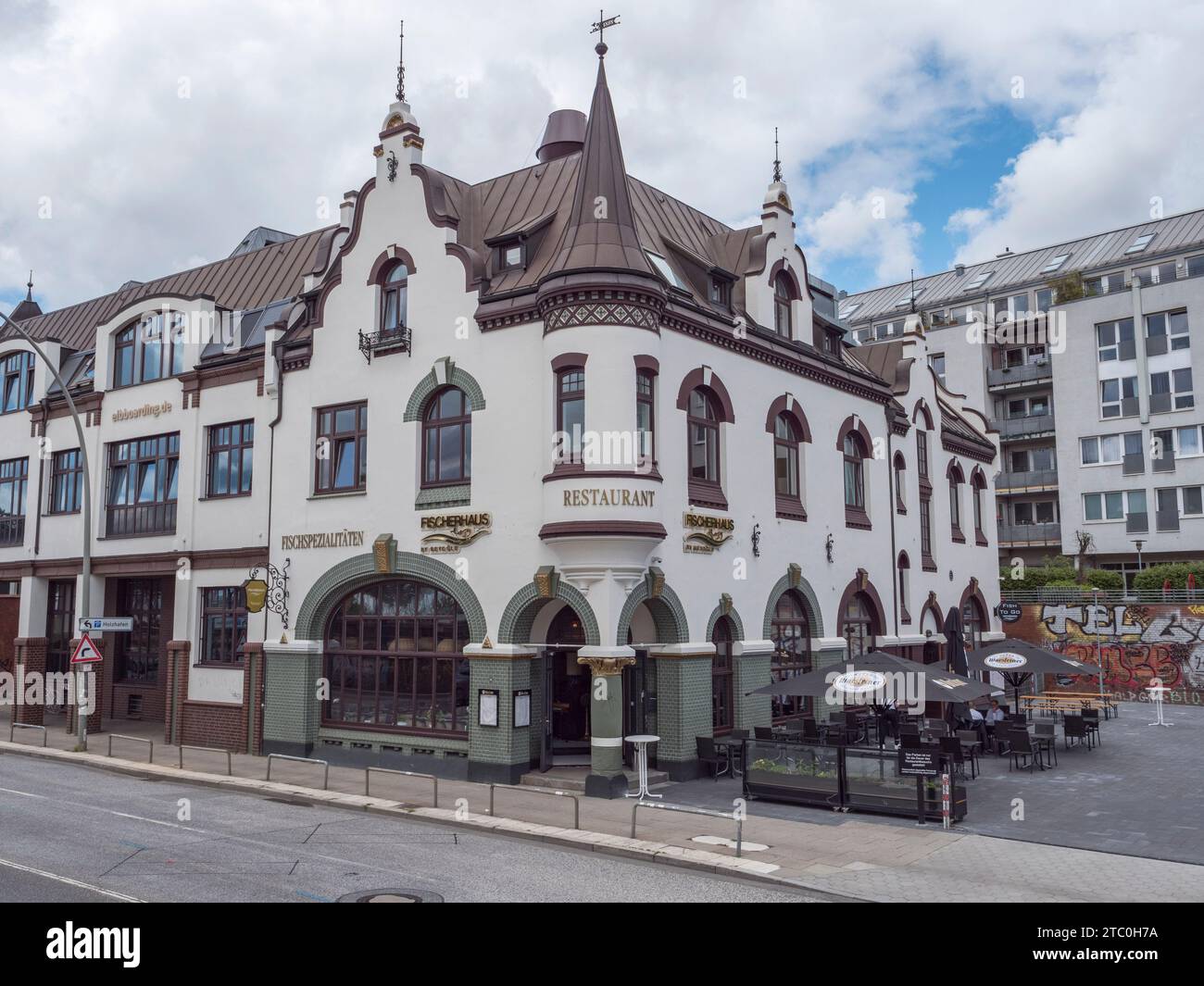 Das Restaurant Fischerhaus by Beyoglu Seafood Restaurant am St. Pauli Flussufer in Hamburg, Deutschland. Stockfoto