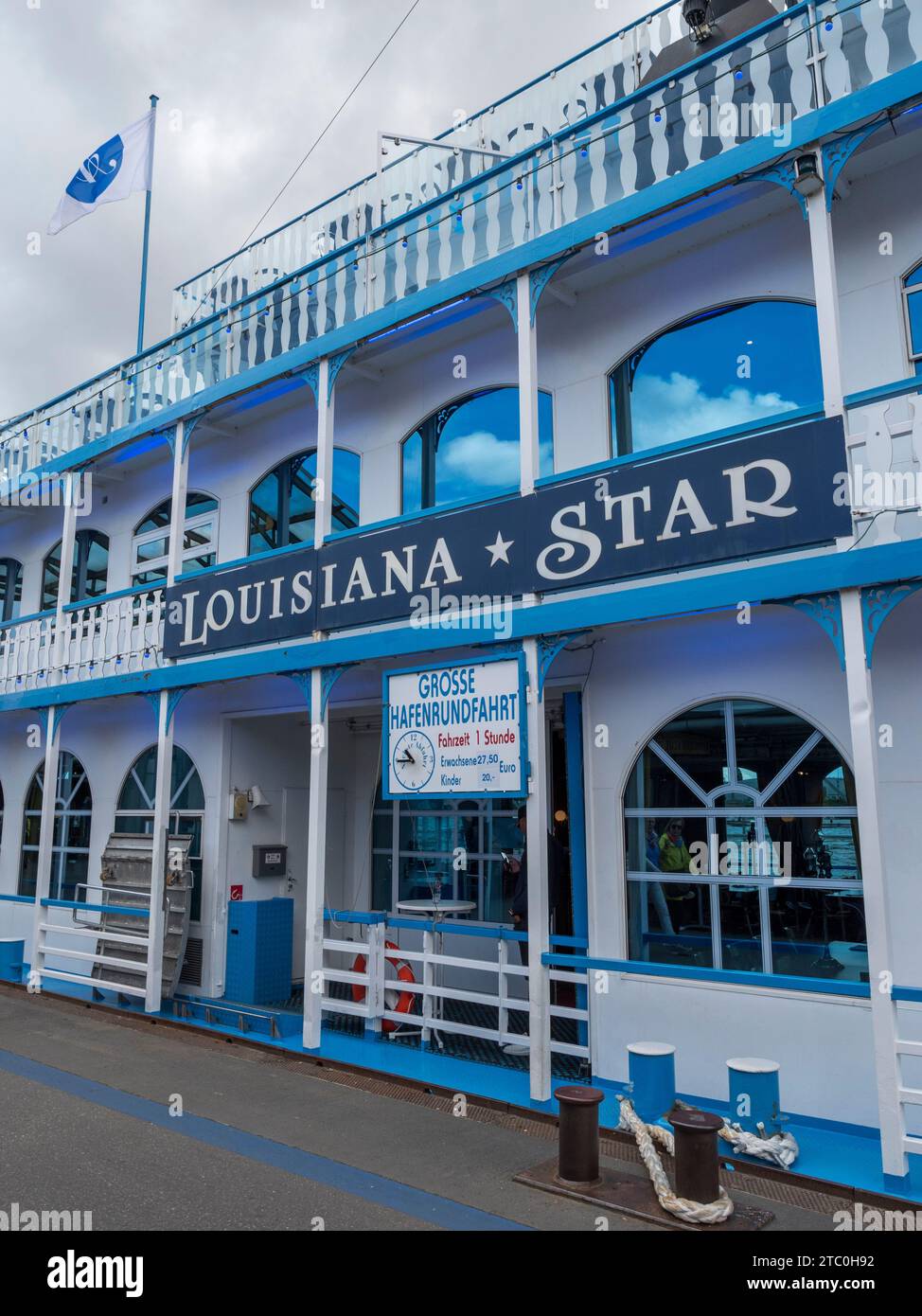 Die MS Louisiana Star, ein Paddelboot, das an der St. Pauli Piers an der Elbe in Hamburg. Stockfoto
