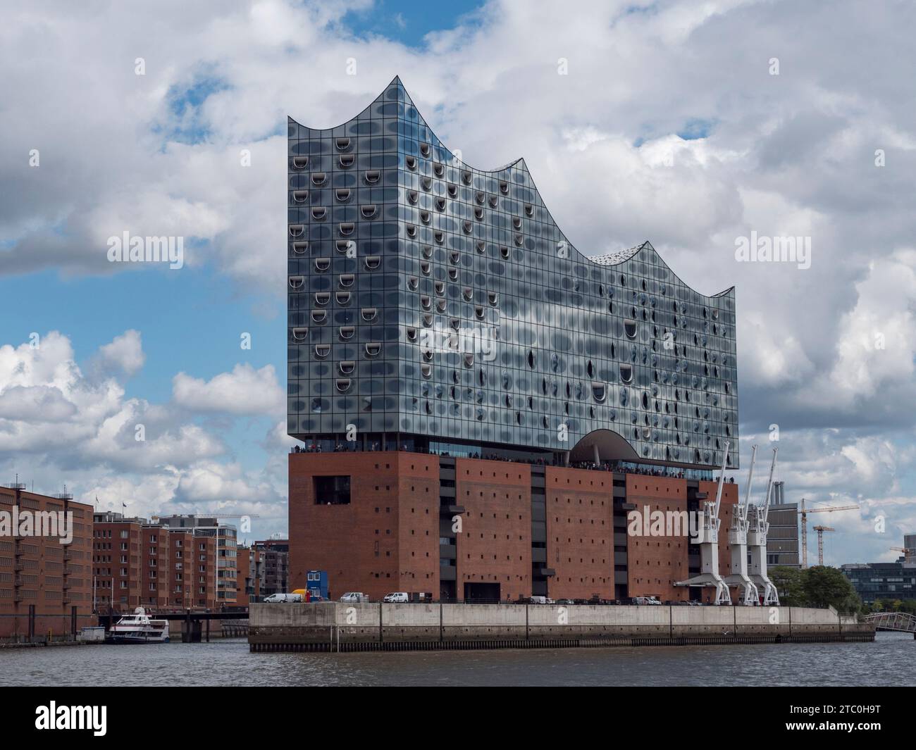 Die Elbphilharmonie Hamburg aus der Elbe, Hamburg, Deutschland. Stockfoto