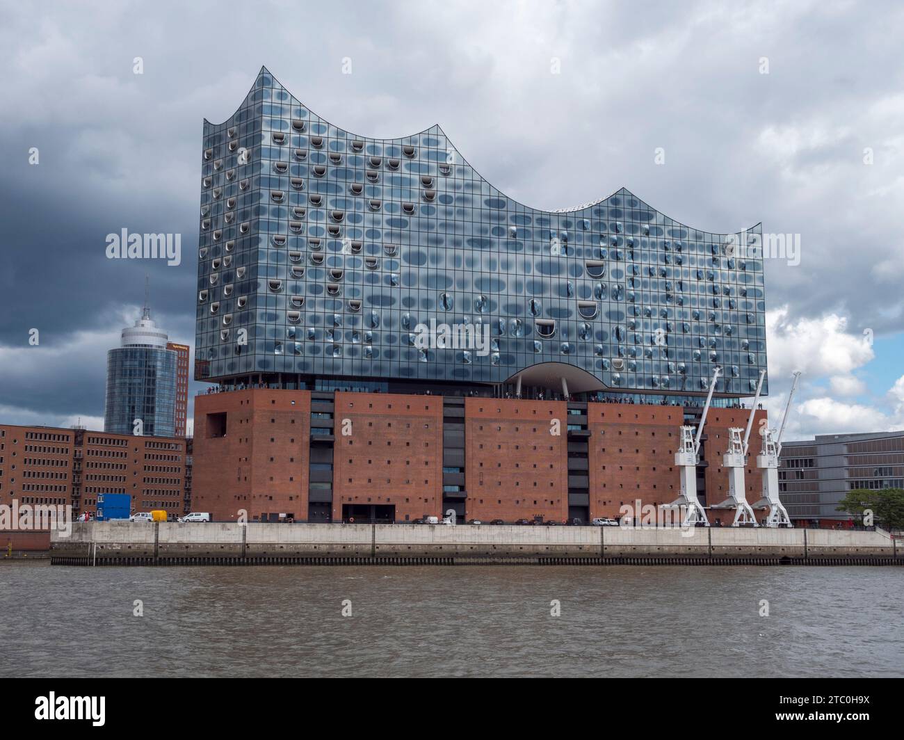 Die Elbphilharmonie Hamburg aus der Elbe, Hamburg, Deutschland. Stockfoto