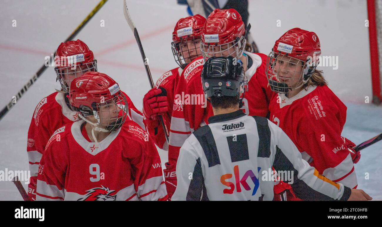 Lausanne, Waadt, Schweiz. Dezember 2023. Lausanne Schweiz, 12.09.2023:Lausanne HC Women's feiert während des 10. Spiels . Das 10. Spiel fand in der Waadtländer Arena in Lausanne zwischen Lausanne HC Women's und EHC Bassersdorf Women's statt Der EHC Bassersdorf gewann mit 6:2. (Kreditbild: © Eric Dubost/ZUMA Press Wire) NUR REDAKTIONELLE VERWENDUNG! Nicht für kommerzielle ZWECKE! Quelle: ZUMA Press, Inc./Alamy Live News Stockfoto