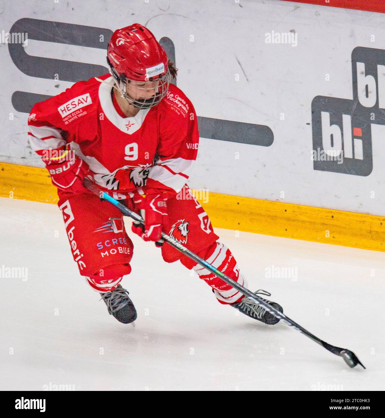 Lausanne, Waadt, Schweiz. Dezember 2023. Lausanne Schweiz, 12.09.2023: Clara MOURIN von Lausanne HC #9 ist im 10. Spiel in Aktion. Das 10. Spiel fand in der Waadtländer Arena in Lausanne zwischen Lausanne HC Women's und EHC Bassersdorf Women's statt Der EHC Bassersdorf gewann mit 6:2. (Kreditbild: © Eric Dubost/ZUMA Press Wire) NUR REDAKTIONELLE VERWENDUNG! Nicht für kommerzielle ZWECKE! Quelle: ZUMA Press, Inc./Alamy Live News Stockfoto