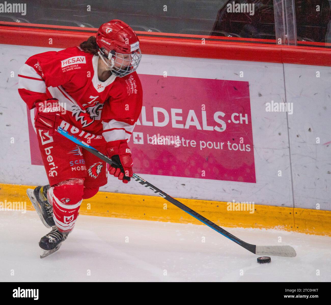 Lausanne, Waadt, Schweiz. Dezember 2023. Lausanne Schweiz, 12.09.2023: Anastasia.HERRMANN von Lausanne HC #17 ist im 10. Spiel im Einsatz. Das 10. Spiel fand in der Waadtländer Arena in Lausanne zwischen Lausanne HC Women's und EHC Bassersdorf Women's statt Der EHC Bassersdorf gewann mit 6:2. (Kreditbild: © Eric Dubost/ZUMA Press Wire) NUR REDAKTIONELLE VERWENDUNG! Nicht für kommerzielle ZWECKE! Quelle: ZUMA Press, Inc./Alamy Live News Stockfoto