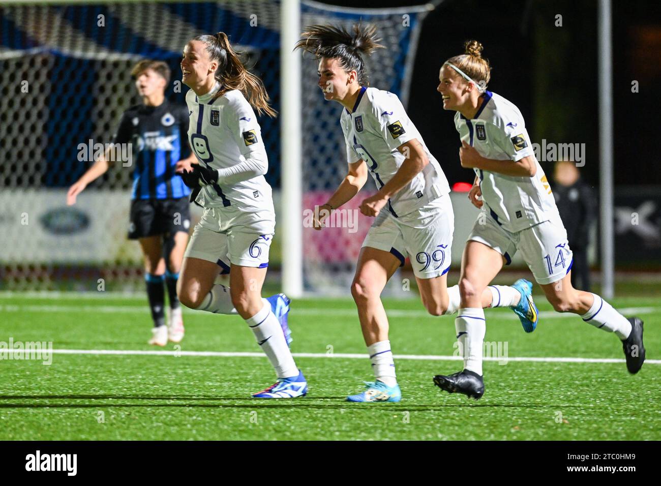 Knokke, Belgien. Dezember 2023. Amelie Delabre (99) von Anderlecht erzielt 2-2 Punkte und Anderlecht kann während eines Frauenfußballspiels zwischen Club Brugge Dames YLA und RSC Anderlecht am 11. Spieltag der Saison 2023 - 2024 der belgischen Lotto Womens Super League am Samstag, 9. Dezember 2023 in Knokke feiern. BELGIEN . Quelle: Sportpix/Alamy Live News Stockfoto