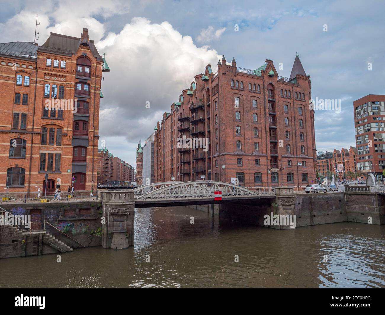 Die Kannengießerortbrücke im roten Backsteinlagerbereich in der Speicherstadt in Hamburg. Stockfoto