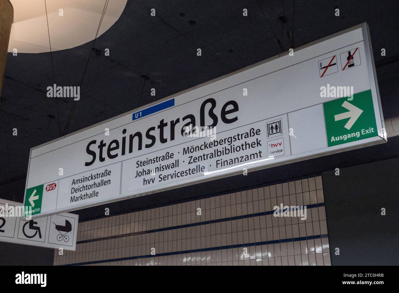 Schild oberhalb des Eingangs zum U-Bahnhof Steinstraße in Hamburg, Deutschland. Stockfoto