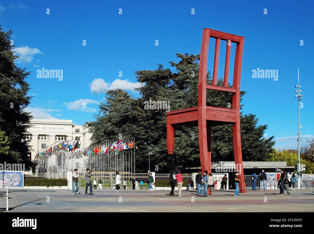 Genf Broken Chair Monument auf dem Place des Nations vor dem uno-Gebäude in Genf Schweiz aus nächster Nähe. Stockfoto