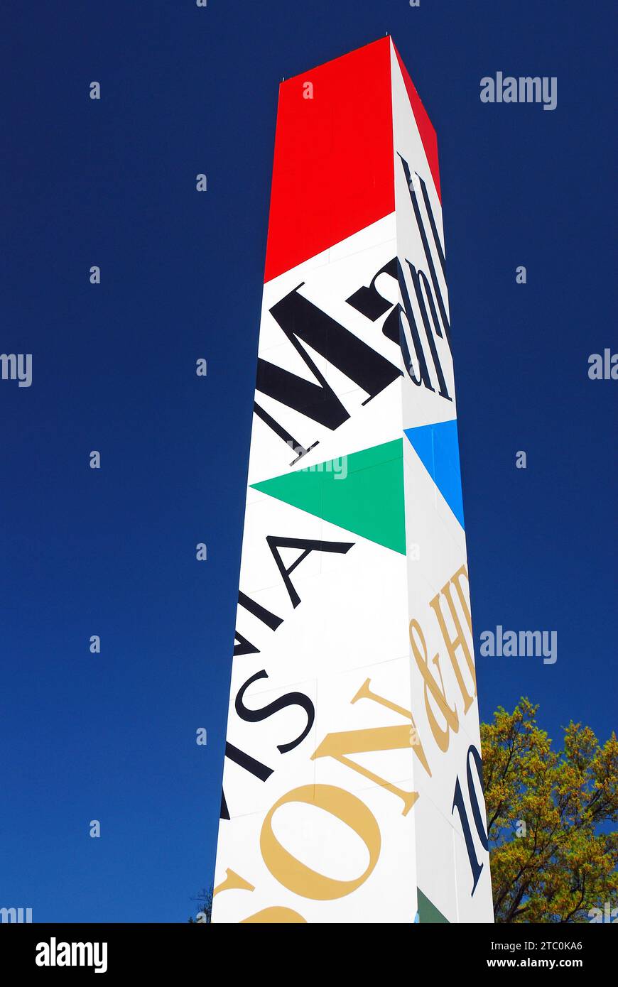 Auf dem Campus des Hauptquartiers von Phillip Morris steht eine große Säule für Zigaretten Stockfoto