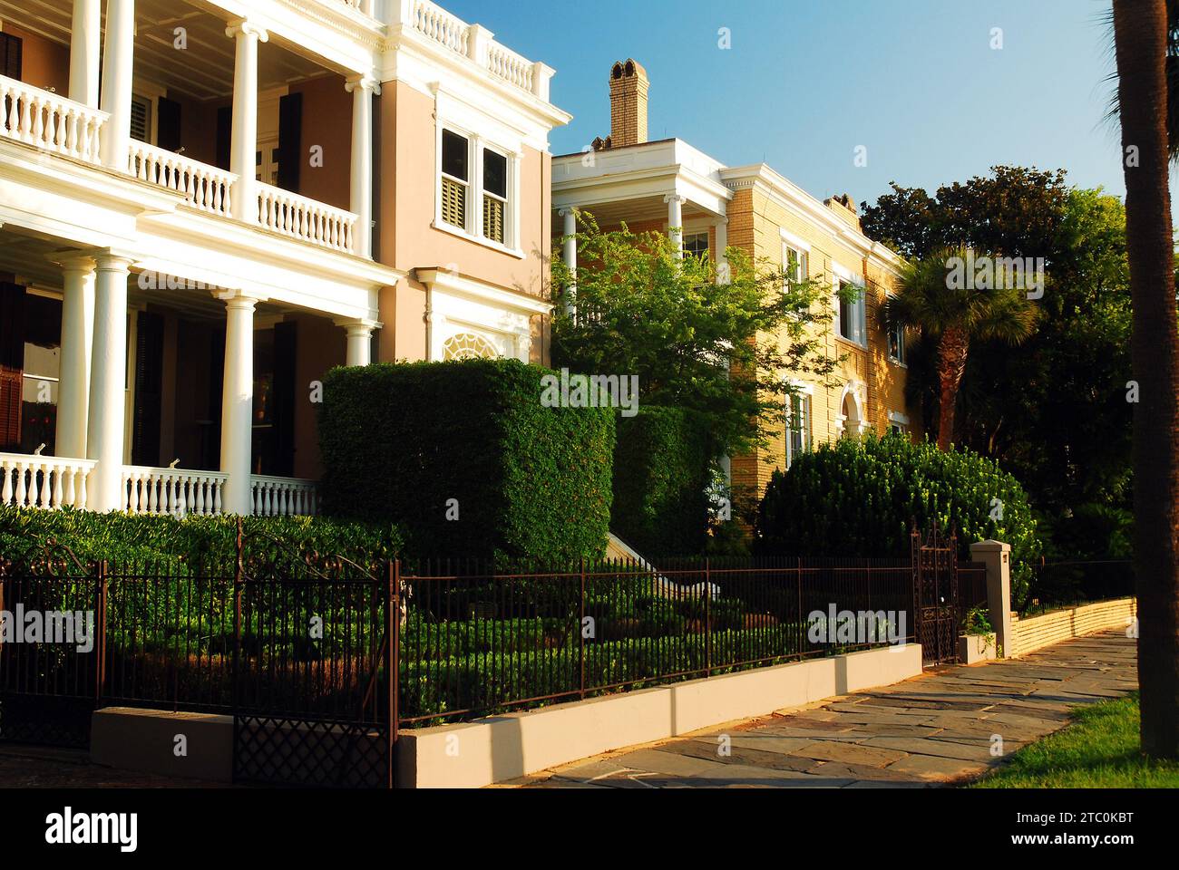 Architektur aus der Zeit vor dem Bürgerkrieg und Landschaftsgärten sind in Charleston, South Carolina, weit verbreitet Stockfoto