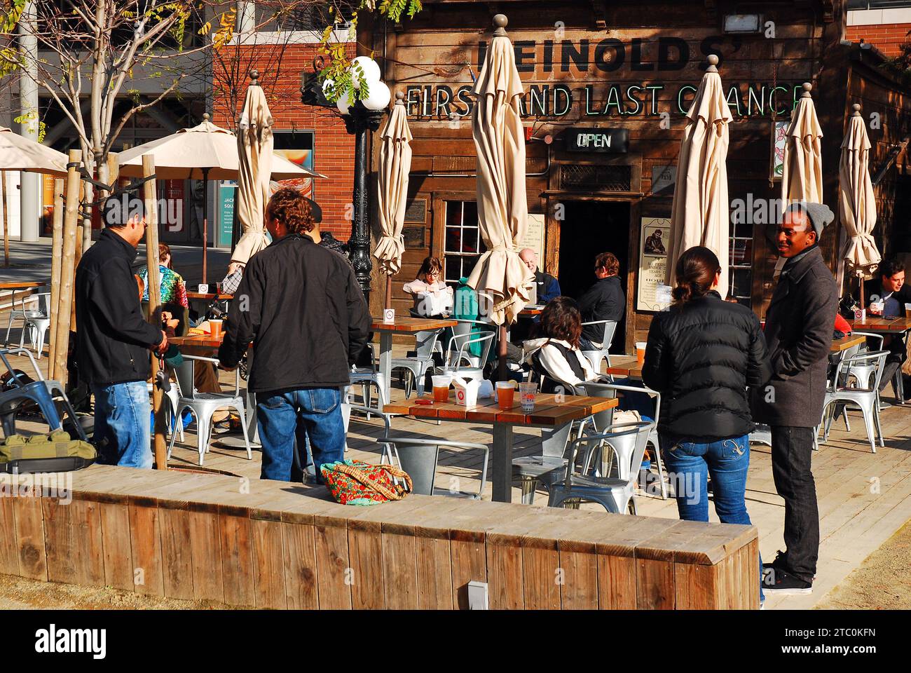 Freunde treffen im First and Last Chance Saloon, einer historischen Taverne am Jack London Square in Oakland, Kalifornien Stockfoto