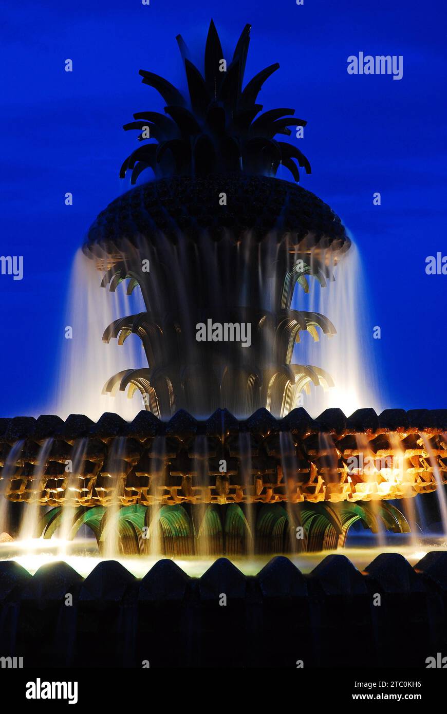 Ein Brunnen, der einer Ananas ähnelt, symbolisiert Charleston South Carolinas herzlichen und gastfreundlichen Ruf Stockfoto