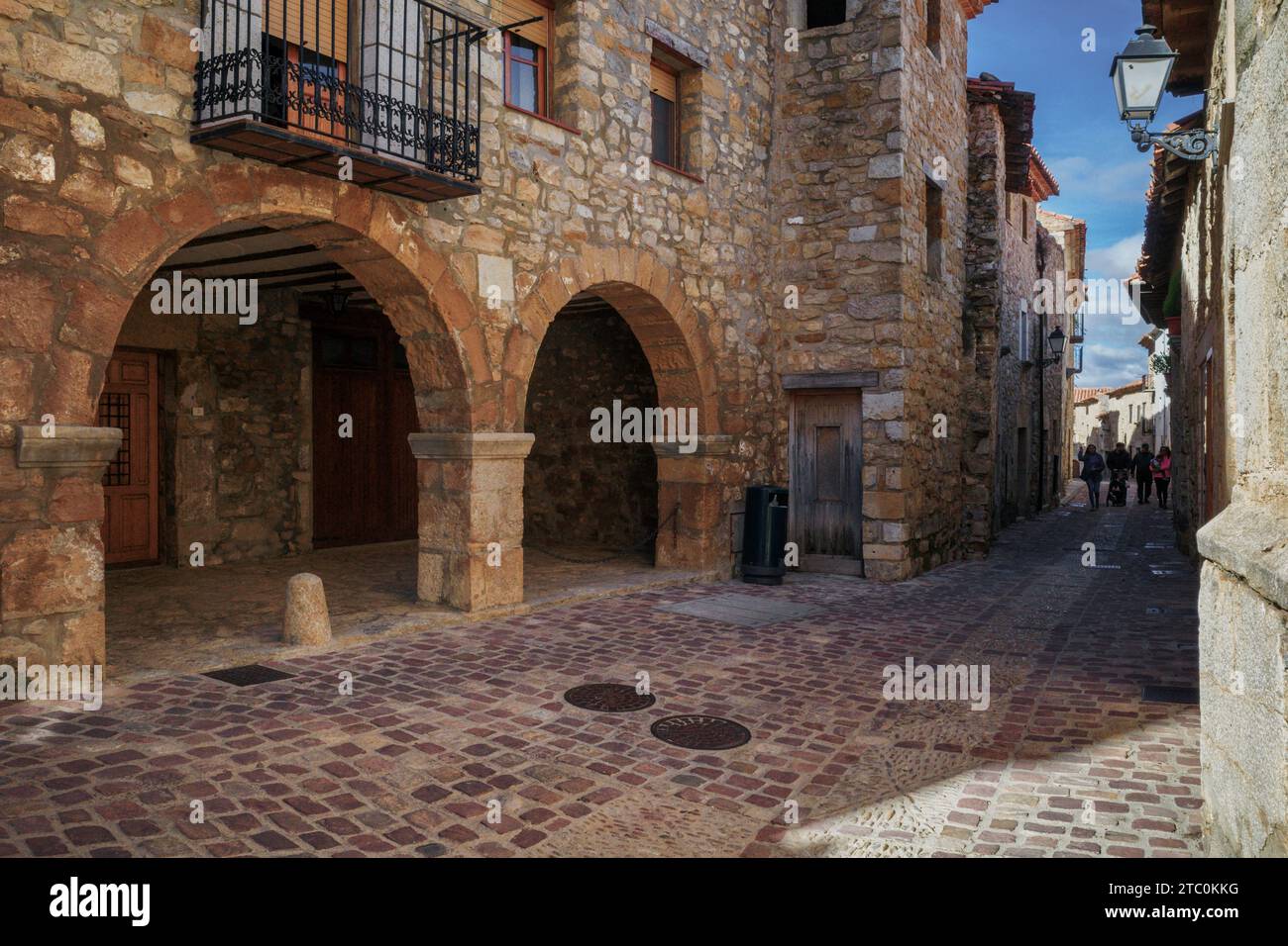 Touristen wandern entlang der Abadía Straße in der Stadt Culla, einer Stadt, die zu den schönsten in Spanien, Castellón, Spanien, Europa erklärt wurde Stockfoto