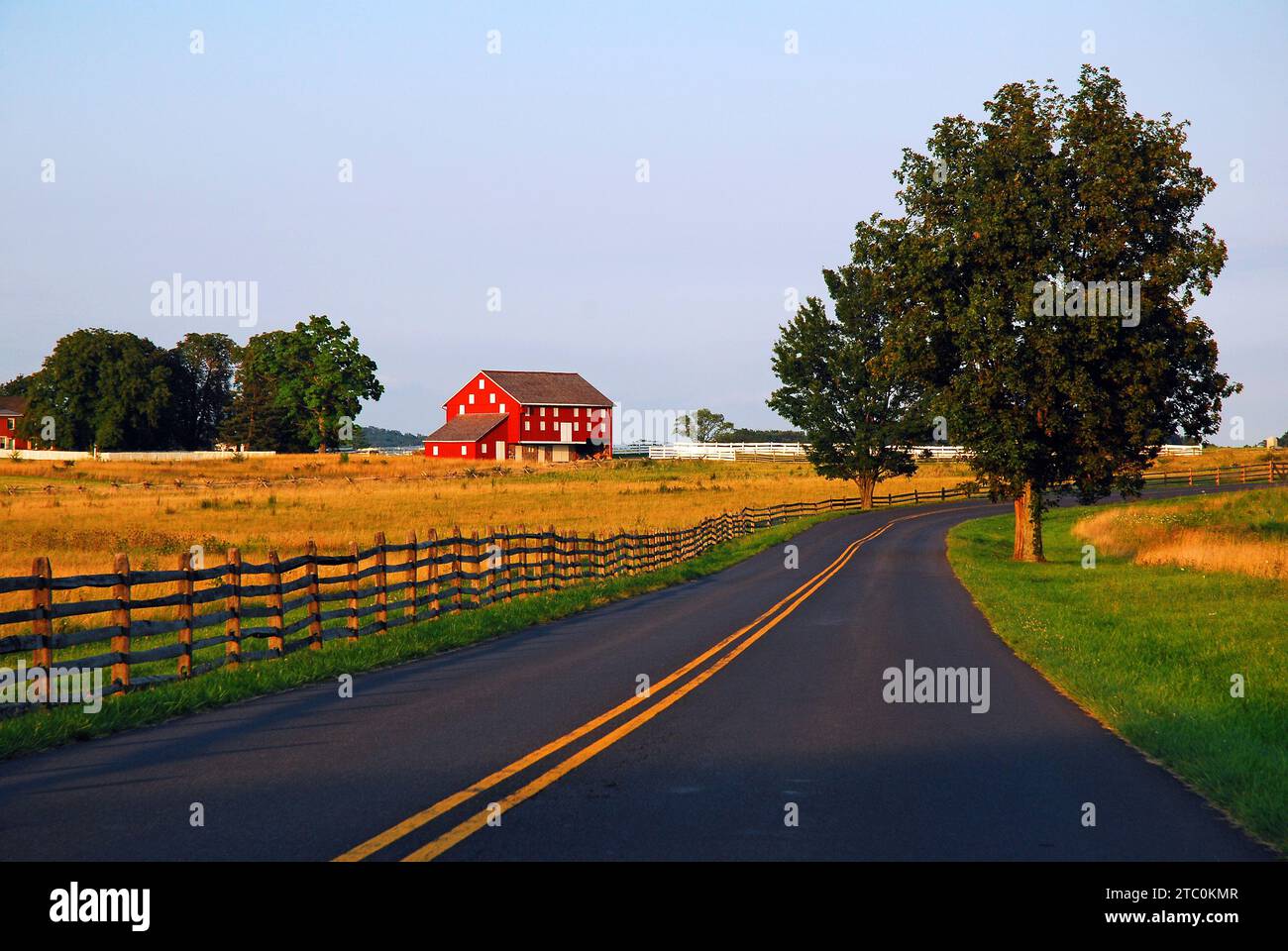 Eine Straße durchquert die ländliche Landschaft in der Nähe von Gettysburg, Pennsylvania Stockfoto