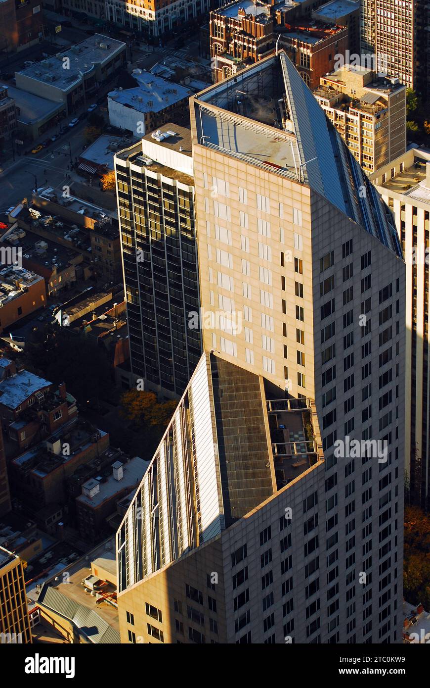Ein Gebäude mit vielen Winkeln erzeugt ein geometrisches Wunder, wenn es von oben betrachtet wird Stockfoto